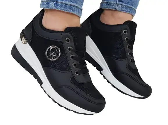 Buty sportowe na koturnie – co to za obuwie i jak je nosić?
