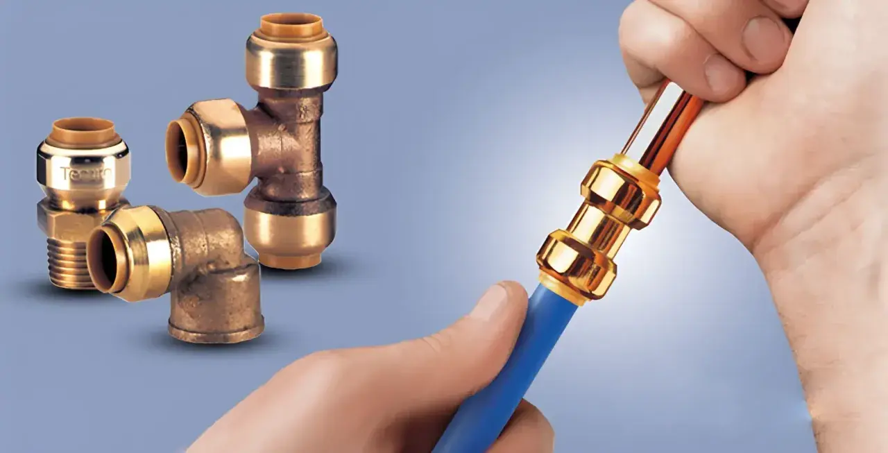 Conexiones de latón para tuberías, una mano inserta un tubo en un acople. No se requiere soldar cobre.