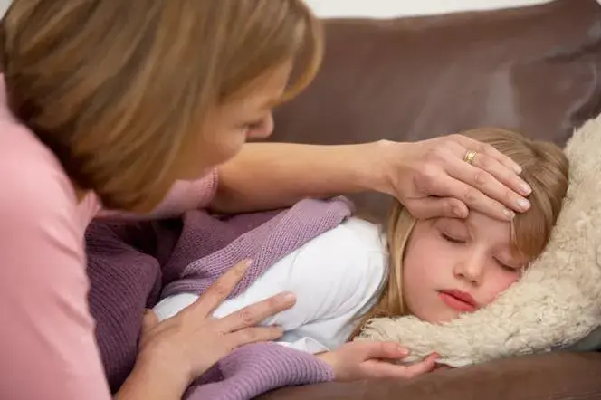 Jak prawidłowo ubrać dziecko gdy ma gorączkę - sprawdzone porady pediatrów