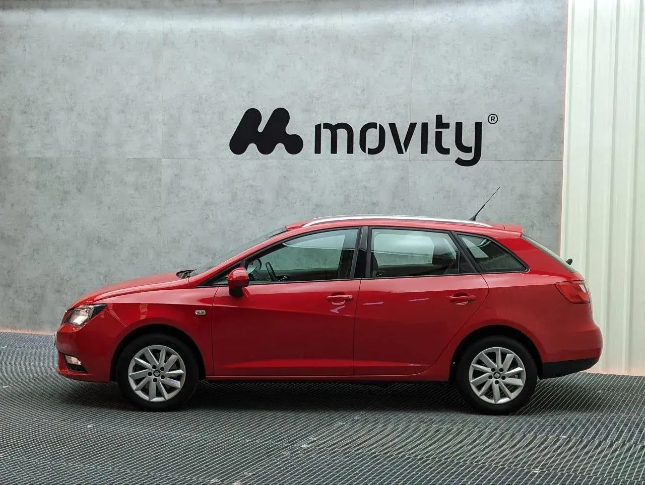 Un Seat Ibiza ranchera rojo, listo para aventuras.