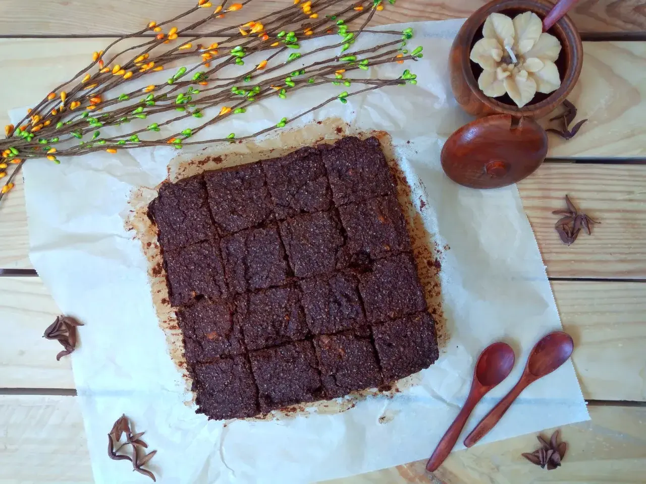 Un delicioso brownie vegano cortado en cuadrados, listo para disfrutar.