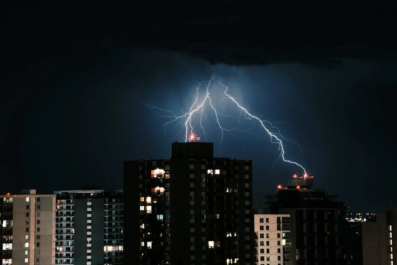 Czy piorun uderzy w blok? Jak chronić mieszkanie i elektronikę