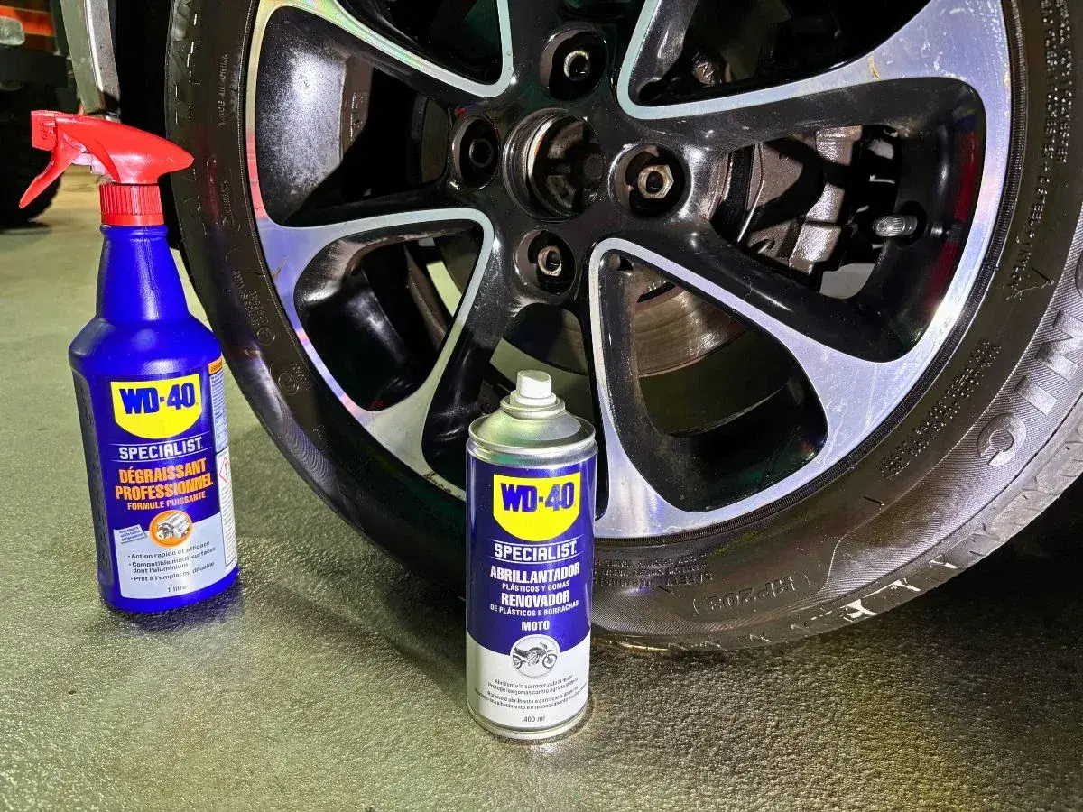 Productos WD-40 Specialist listos para ayudarte a saber como limpiar las llantas del coche y dejarlas como nuevas.