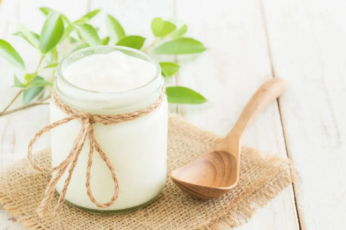 Domowy jogurt, idealny jako probiotyk na skórę. Naturalny, zdrowy, z nutą zieleni.