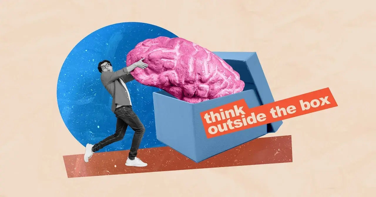 Man lyfter ut en stor rosa hjärna ur en blå låda. Texten "think outside the box" uppmanar till att hantera stress och oro med nya idéer.