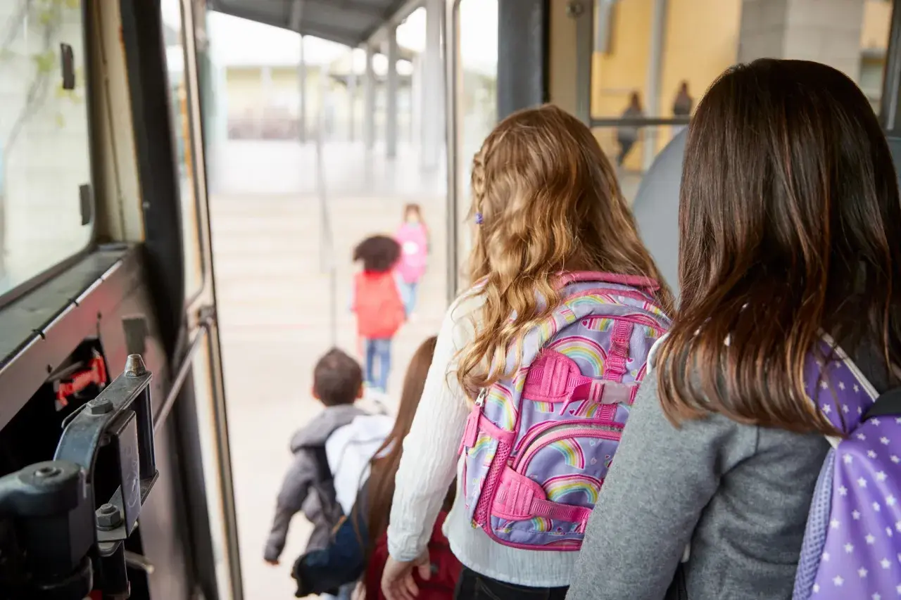 Co powinna robić opiekunka w autobusie, aby zapewnić bezpieczeństwo dzieci?