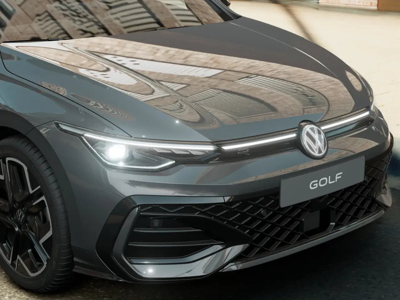 Parte anteriore di una Volkswagen Golf 7 diesel grigia, con fari a LED accesi e il logo VW al centro.