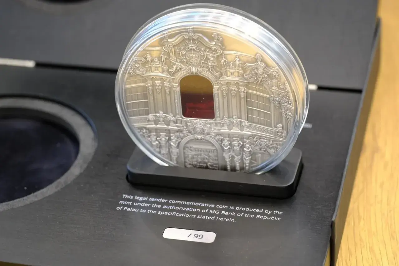 Srebrna moneta kolekcjonerska z Palauan, z bogatym zdobieniem. Zastanawiasz się, ile kosztuje 1 kg srebra 999? Ta moneta to dowód na wartość kruszcu.