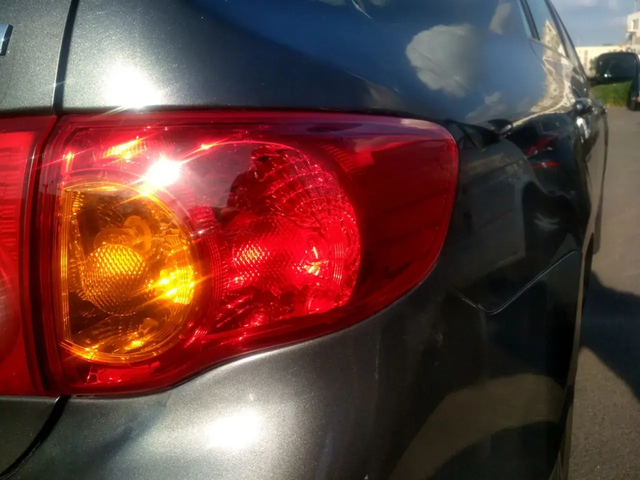 Tylna lampa Toyoty Yaris 2, gotowa do wymiany żarówki.