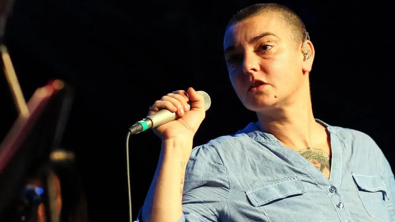 Sinéad O'Connor singt mit Leidenschaft ins Mikrofon. Ihre Stimme, ihre Präsenz – nichts vergleicht sich mit dir.