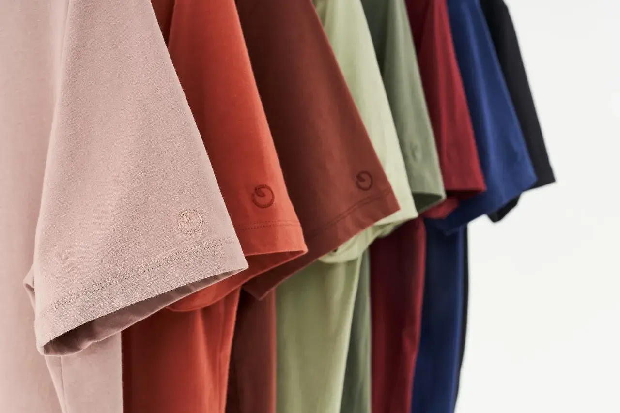 Reihe von T-Shirts in verschiedenen Farben. Lyocell Stoff Nachteile sind hier nicht sichtbar, aber die Qualität ist erkennbar.