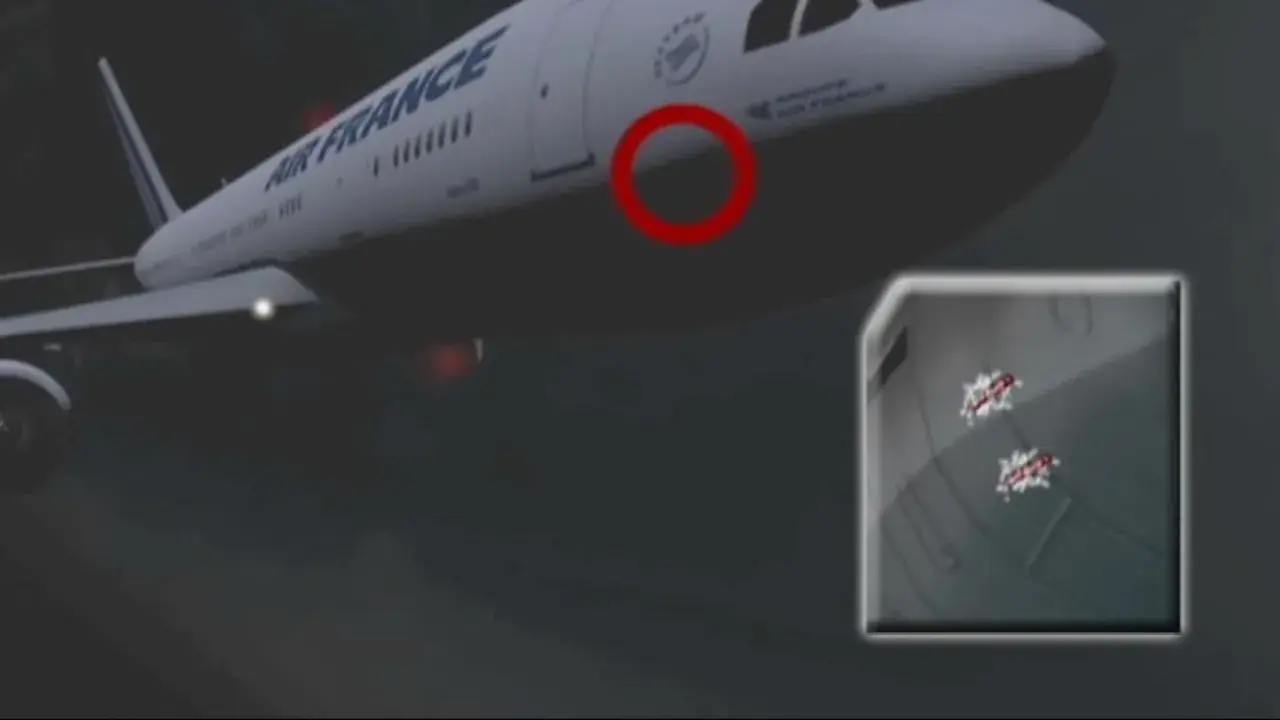 Gros plan sur un avion Air France, une zone est encerclée en rouge. Une image incrustée montre deux impacts sur la carlingue, suggérant un vol peine.