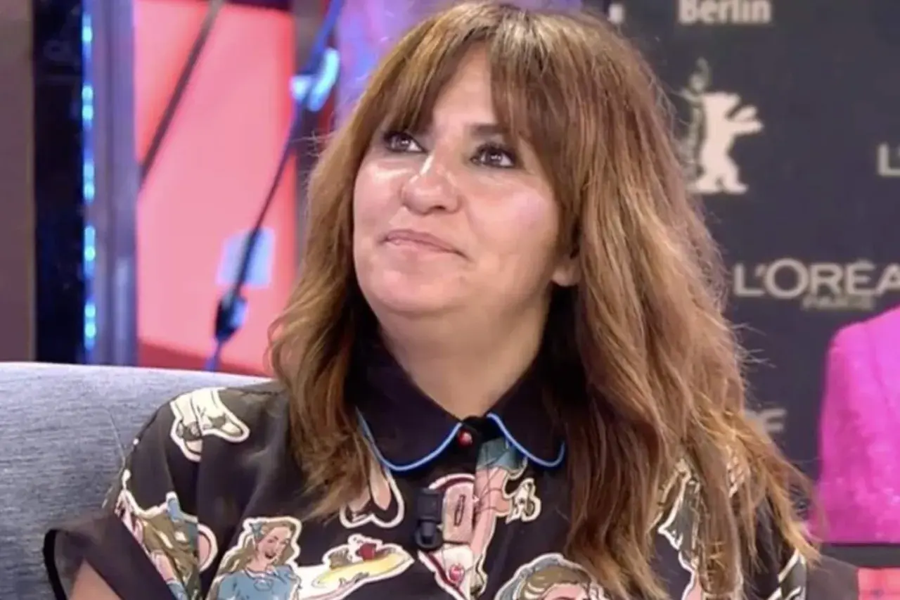 Aida Nizar, conocida por su participación en realities, habla sobre la actualidad en un plató.
