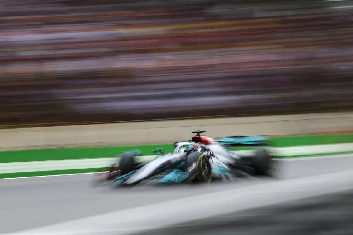 Ein Formel 1 Wagen rast über die Strecke, die Beschleunigung von 0 auf 100 ist kaum zu fassen.