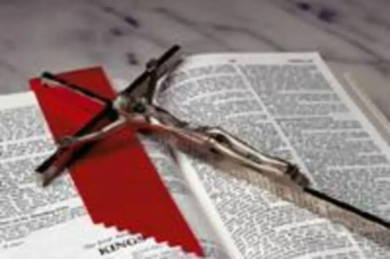 Federkiel und rotes Lesezeichen auf einer geöffneten Bibel. Die Schrift erinnert an die Herrlichkeit Gottes, wie in Psalm 19 beschrieben.
