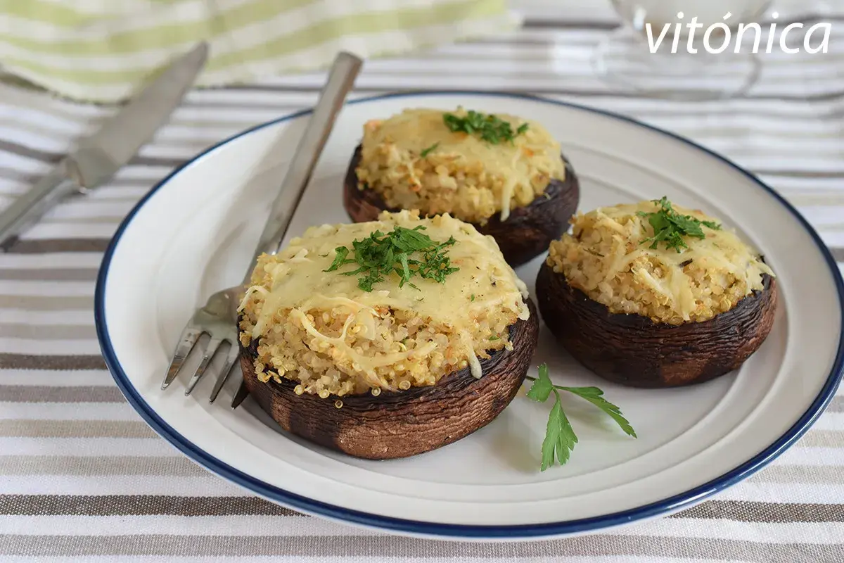 Champiñones rellenos de quinoa y queso, una opción deliciosa de alimentos bajos en calorías.