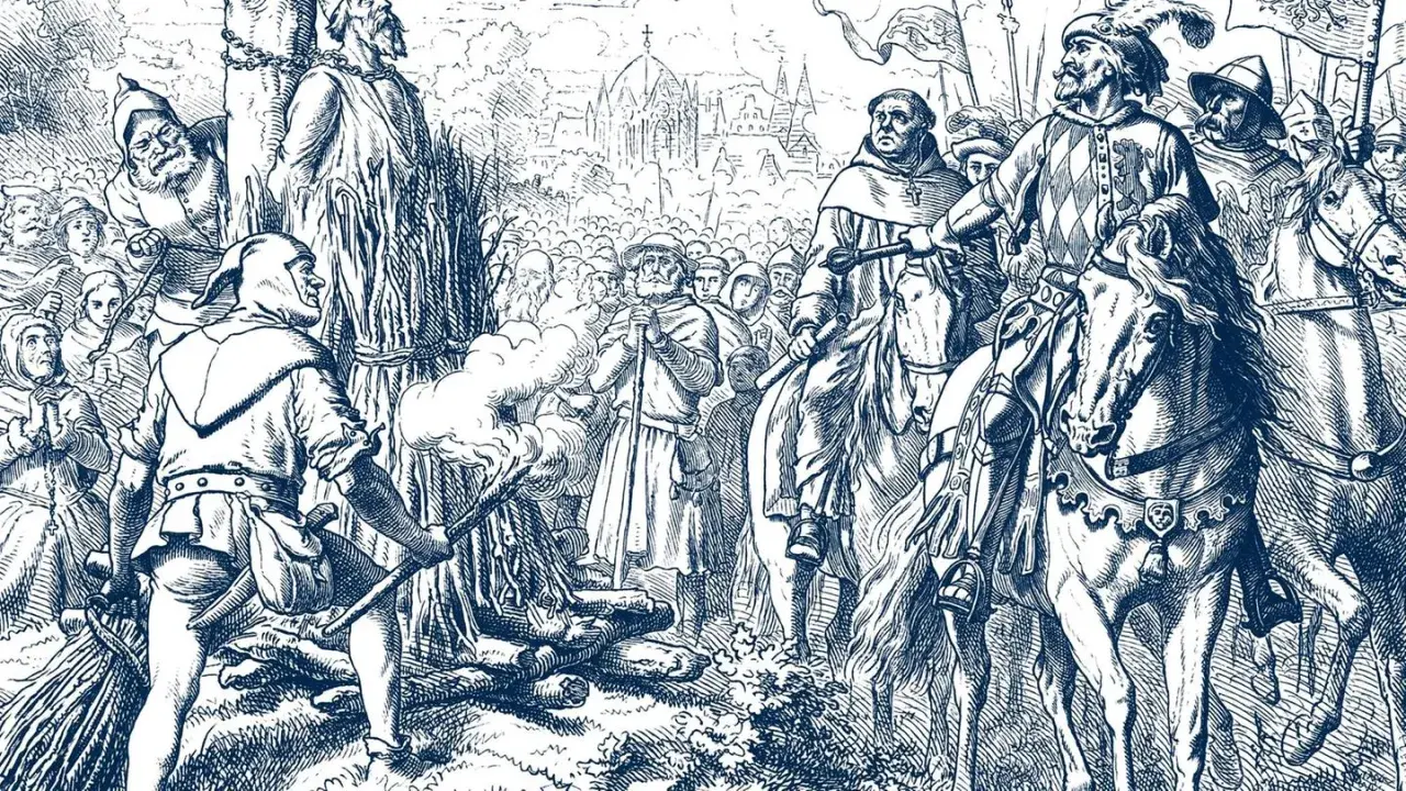 Jan Hus Tag: Ein Mann wird am Scheiterhaufen verbrannt, während Reiter und eine Menge zusehen.