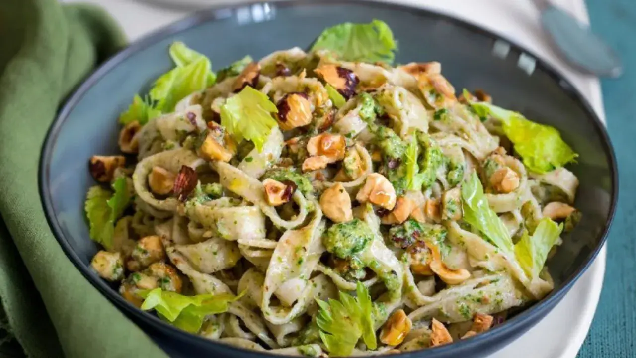 Pasta con brócoli y nueces, una de las muchas deliciosas recetas con apio que puedes preparar.