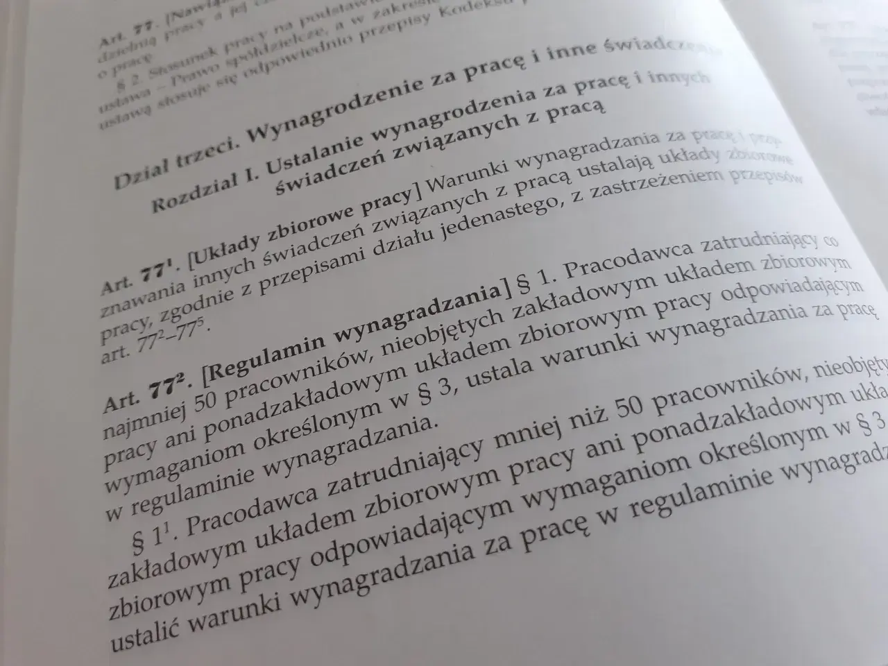 Tekst prawny omawiający ustalanie wynagrodzenia za pracę i inne świadczenia. Zawiera artykuły dotyczące układów zbiorowych pracy oraz regulamin wynagradzania.