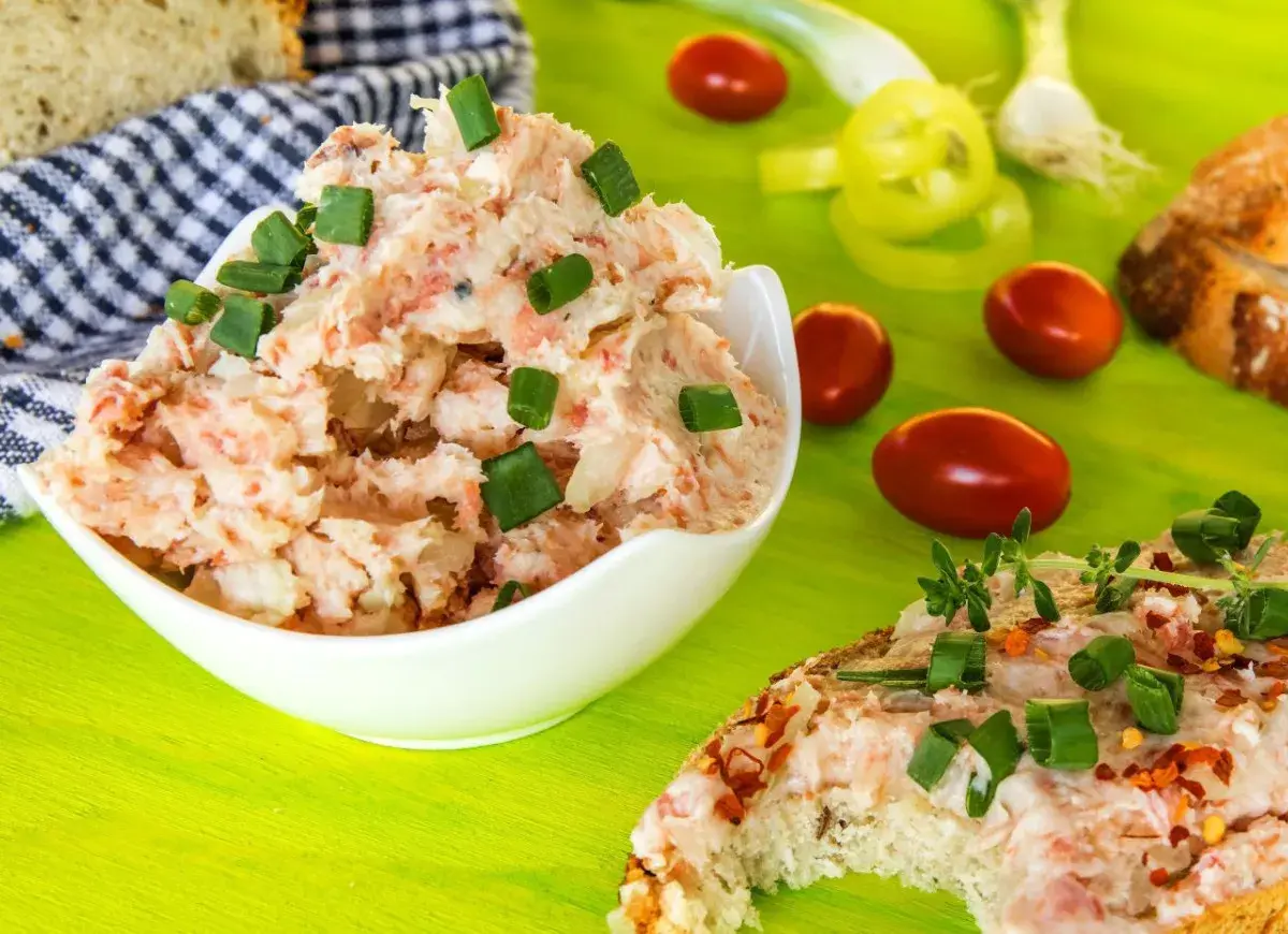 Pyszna pasta z resztek szynki, posypana szczypiorkiem, idealna na kanapki.
