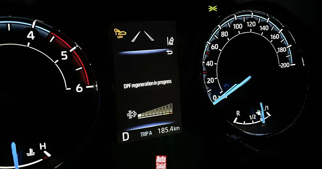 Na desce rozdzielczej świeci się kontrolka "DPF regeneration in progress", informując o trwającym wypalaniu DPF.