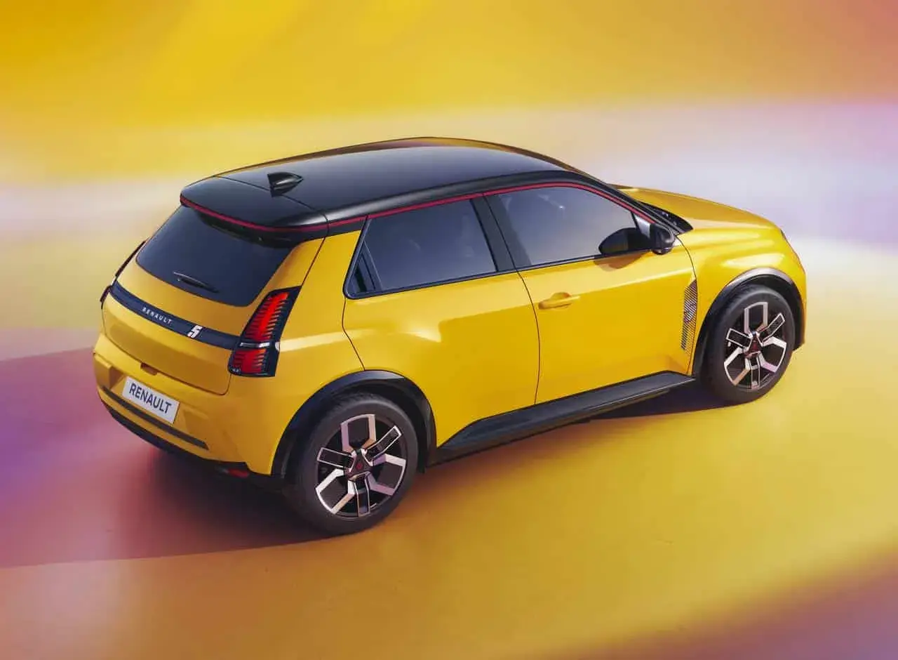Nowe Renault 5 w jaskrawym żółtym kolorze z czarnym dachem i czerwonymi akcentami, prezentuje się dynamicznie na tle gradientowego tła.