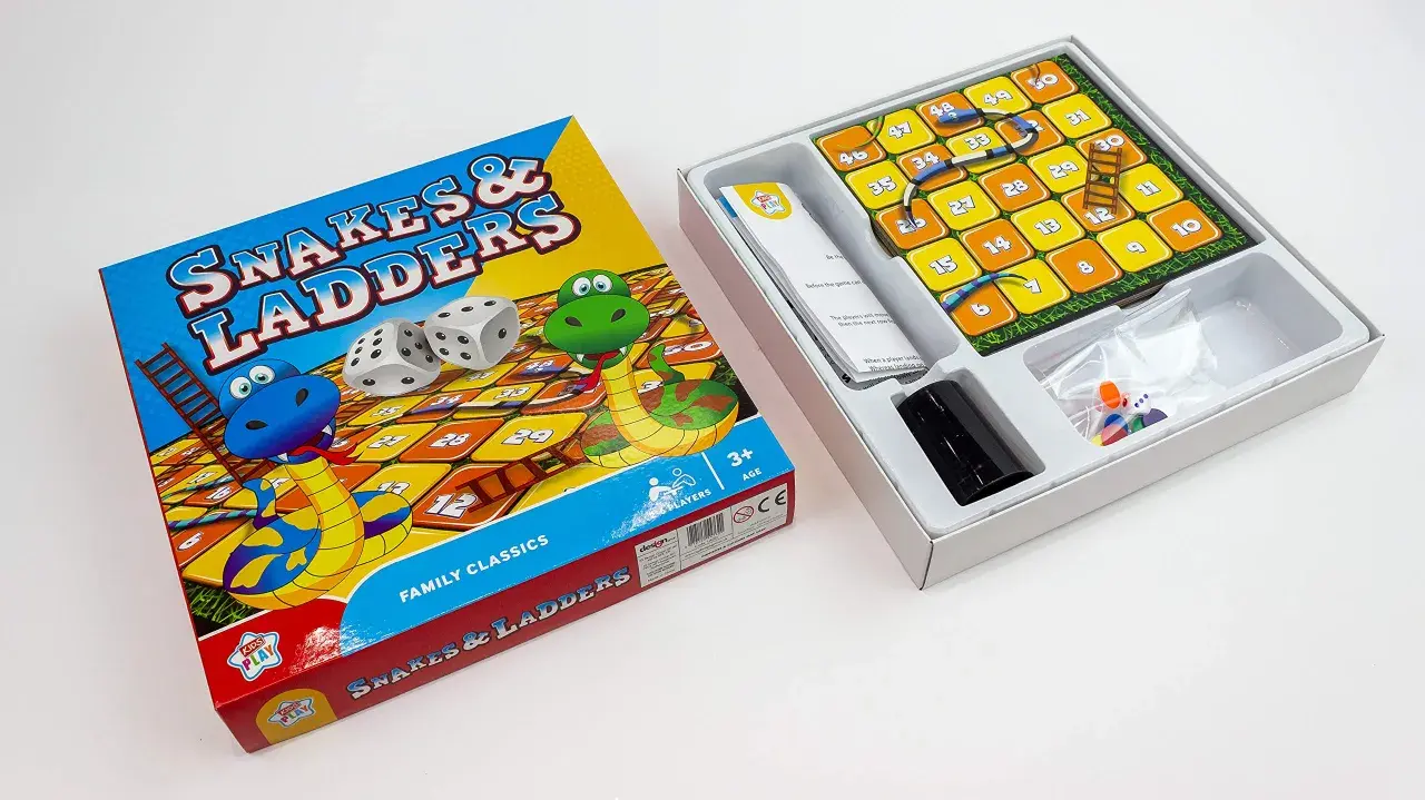 Caja del juego Serpientes y Escaleras con tablero, dados y fichas. ¡A jugar!