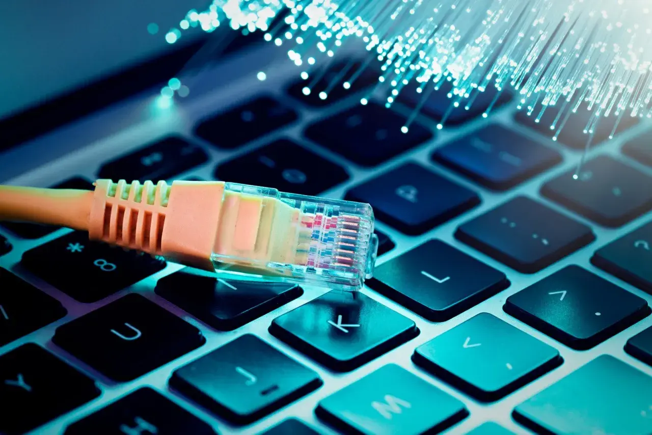 Kabel światłowodowy na klawiaturze. Chcesz wiedzieć, jak sprawdzić dostępność światłowodu?