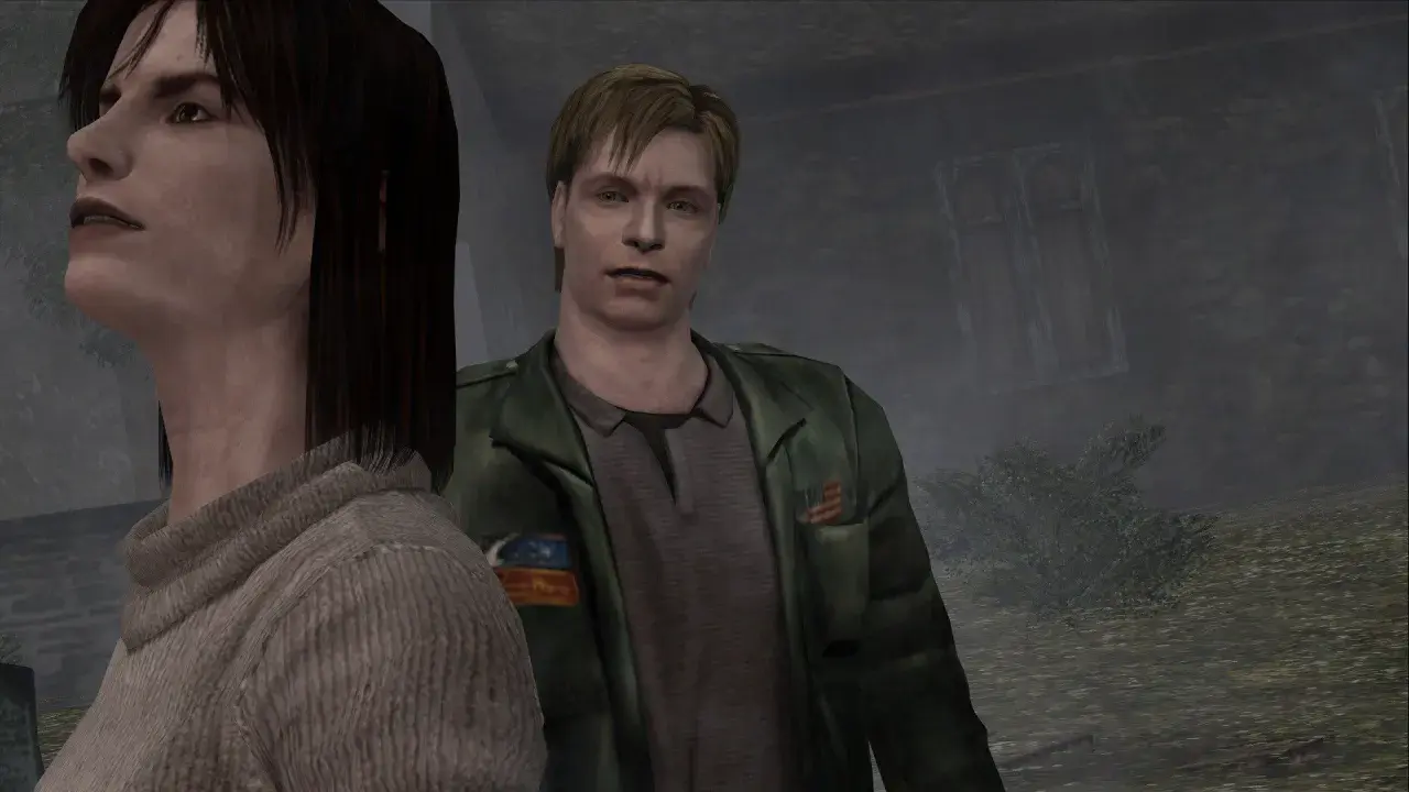 James Sunderland i Maria w mglistym otoczeniu, ulepszona grafika z Silent Hill 2 Enhanced Edition.