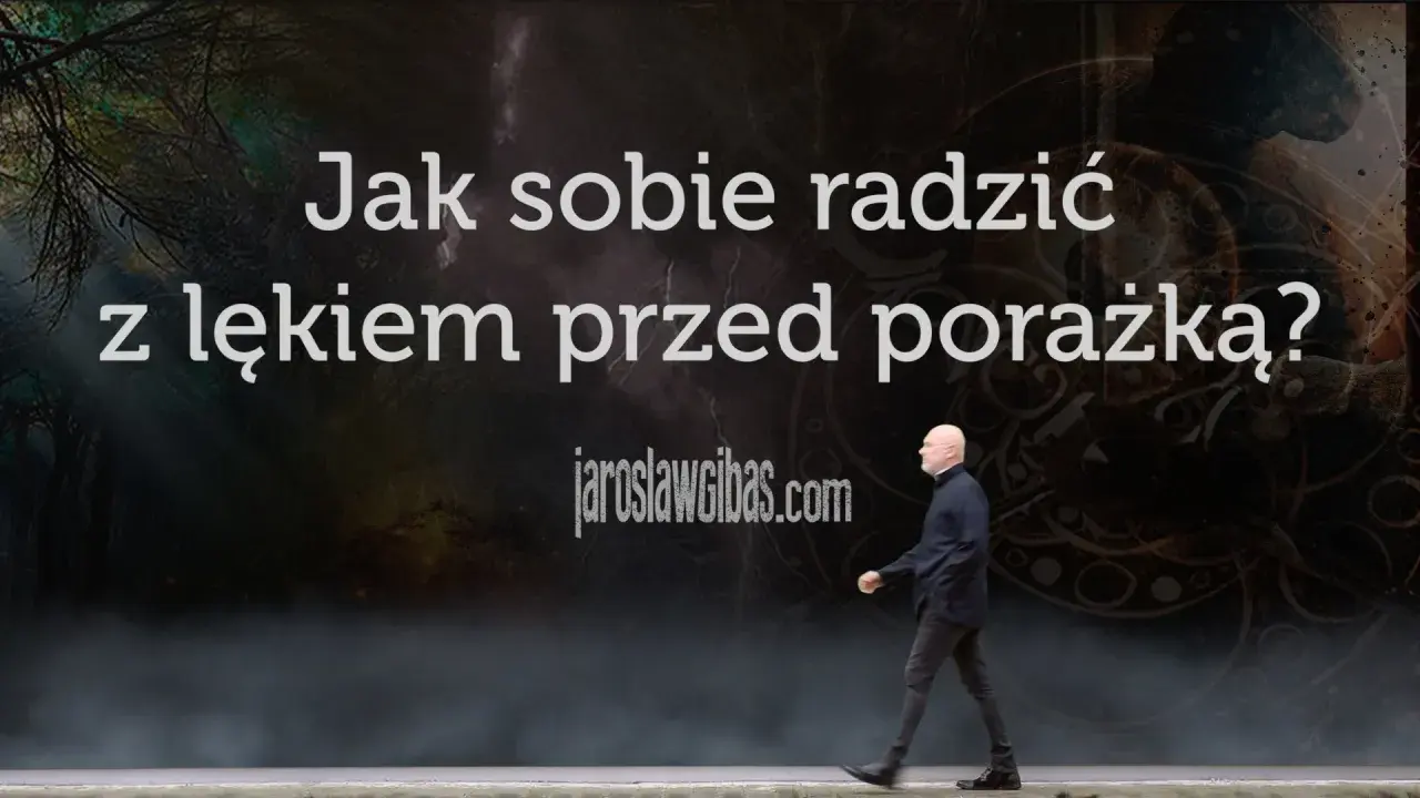 Mężczyzna idzie przez mgłę, pokonując lęk przed porażką. Napis: "Jak sobie radzić z lękiem przed porażką?".