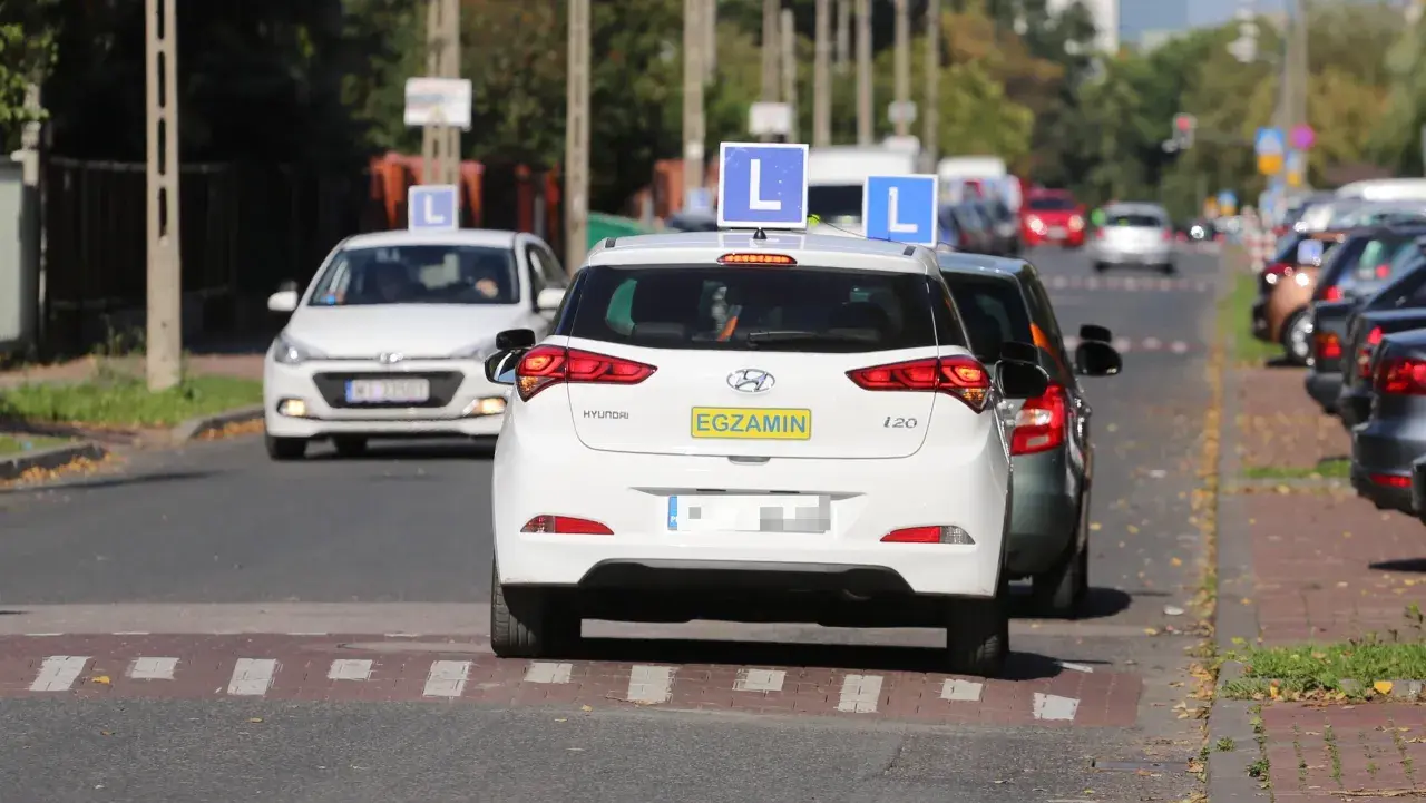 Samochody nauki jazdy z literą "L" na dachu i tabliczką "EGZAMIN" na tylnej klapie, kategoria a.