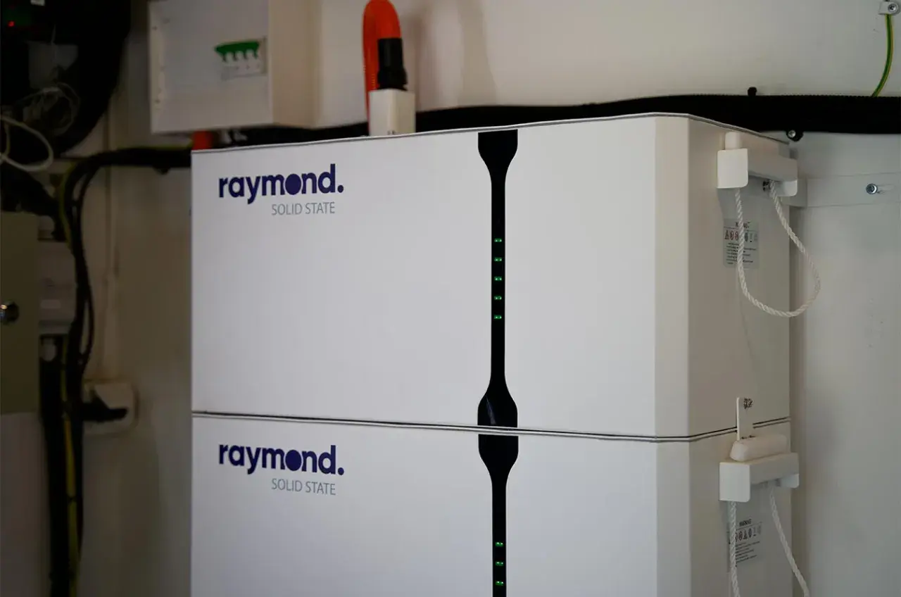 Två staplade Raymond Solid State-enheter för energilagring batteri, med gröna indikatorlampor längs en vertikal linje.