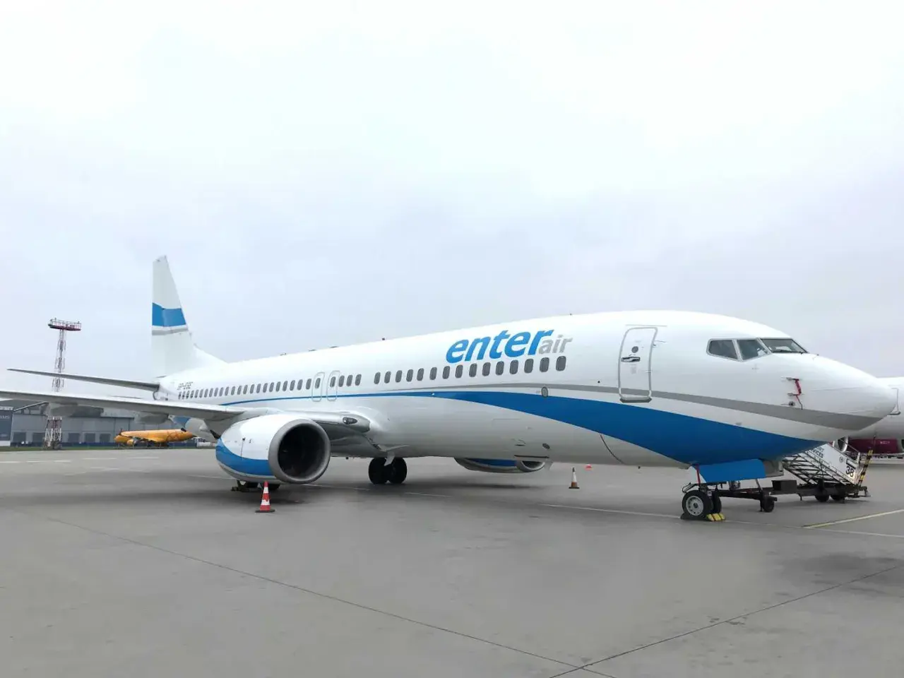 Boeing 737-800 Enter Air na płycie lotniska, gotowy do startu.