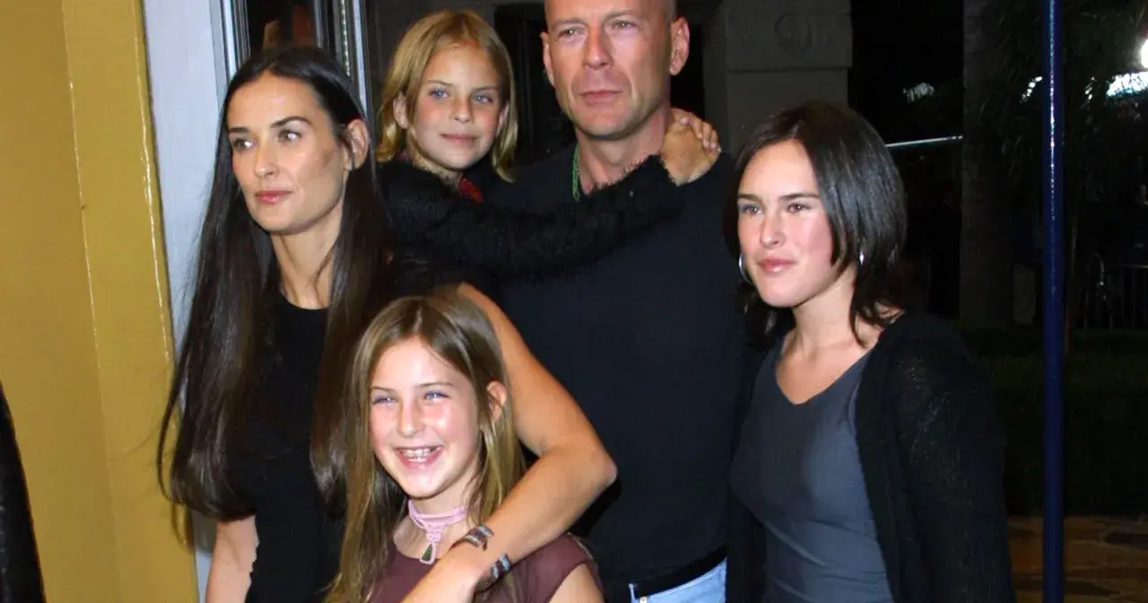 Bruce Willis z córkami i Demi Moore. Rodzina w komplecie, uśmiechnięte bruce willis dzieci.