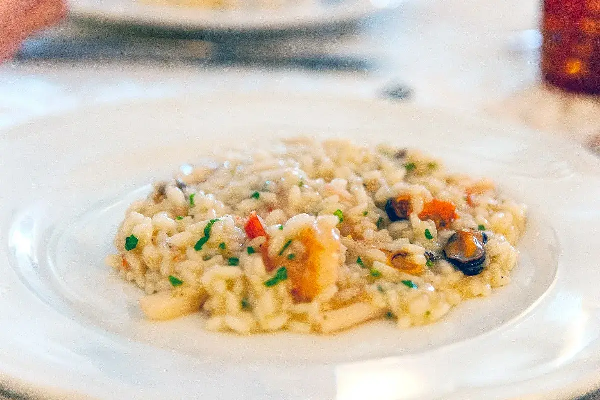 Krämig risotto med skaldjur och örter. Perfekt ris till risotto för en lyxig måltid.