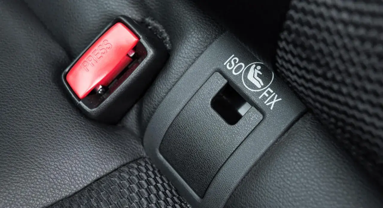 När du ska installera isofix, se till att bilbarnstolen sitter säkert. Här syns fästet på bilbarnstolen.