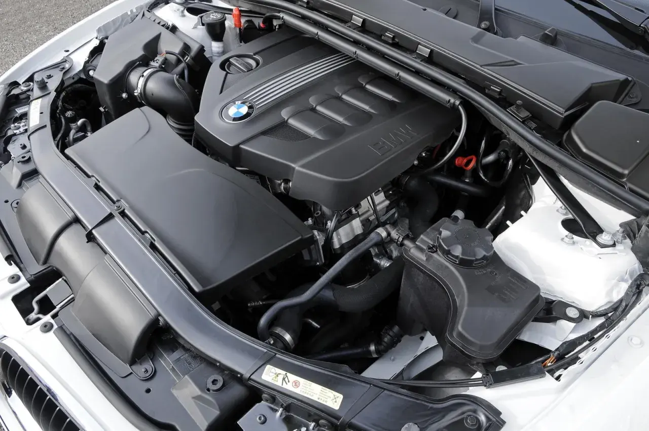 Silnik BMW 2.0 diesel 190 KM. Choć mocny, jego awaryjność bywa problemem.