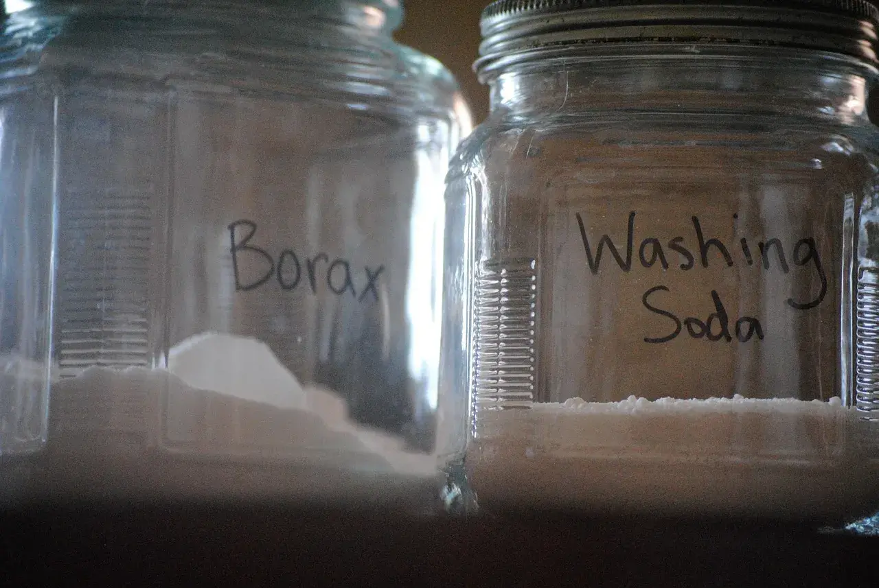 Dwa słoiki z napisem "Borax" i "Washing Soda". Boraks do picia, choć nie jest to zalecane, jest tu przedstawiony jako składnik domowych środków czystości.