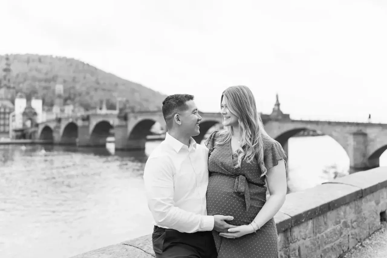 Ein Paar genießt den Blick auf die Alte Brücke, ein perfekter Ort für **Heidelberg Fotospots**.