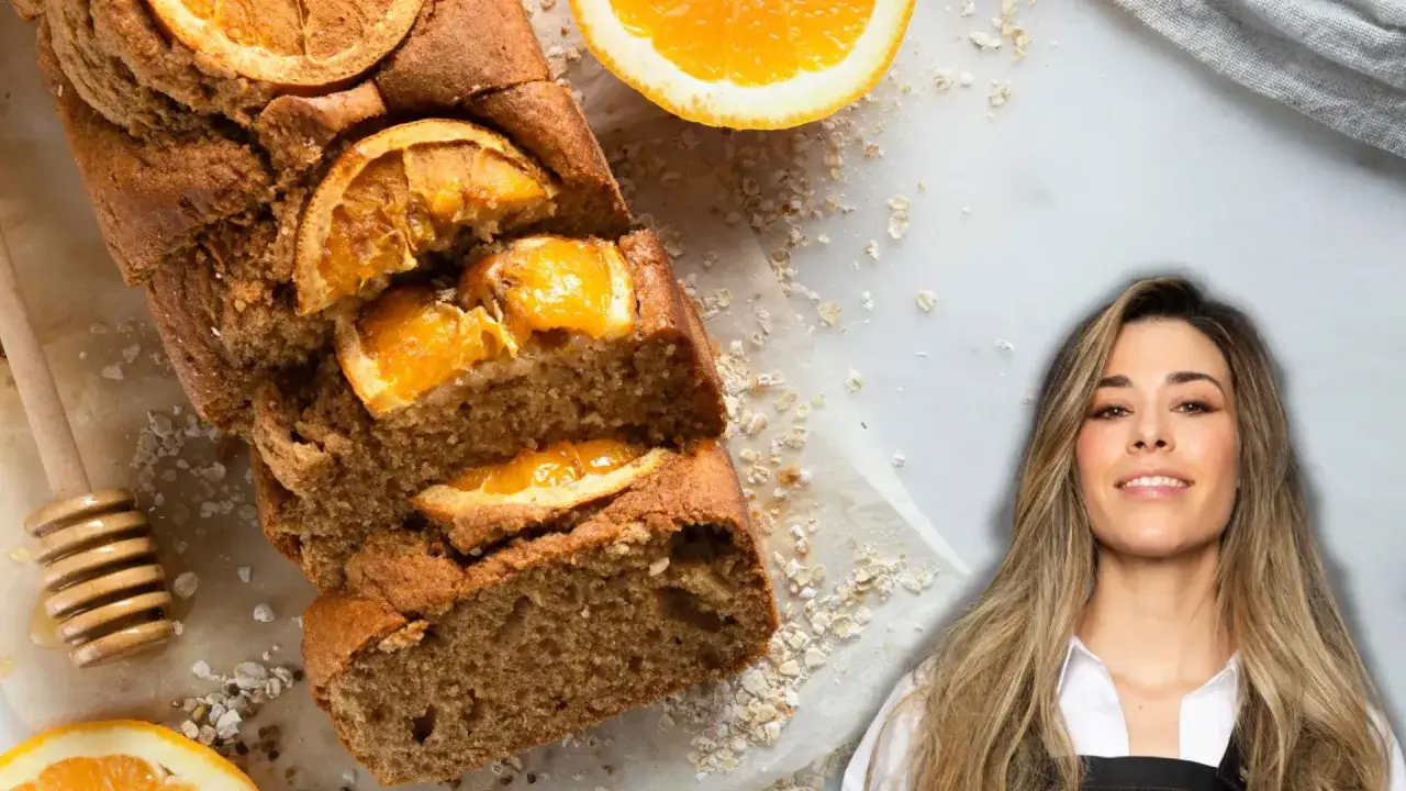 Un delicioso bizcocho de naranja, decorado con rodajas de naranja y avena, junto a una mujer sonriente.