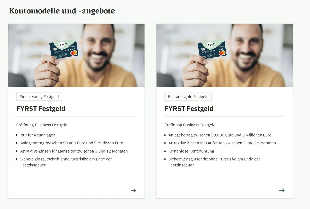 Mann hält eine FYRST Bank Karte hoch. Links "Fresh Money Festgeld", rechts "Bestandsgeld Festgeld".