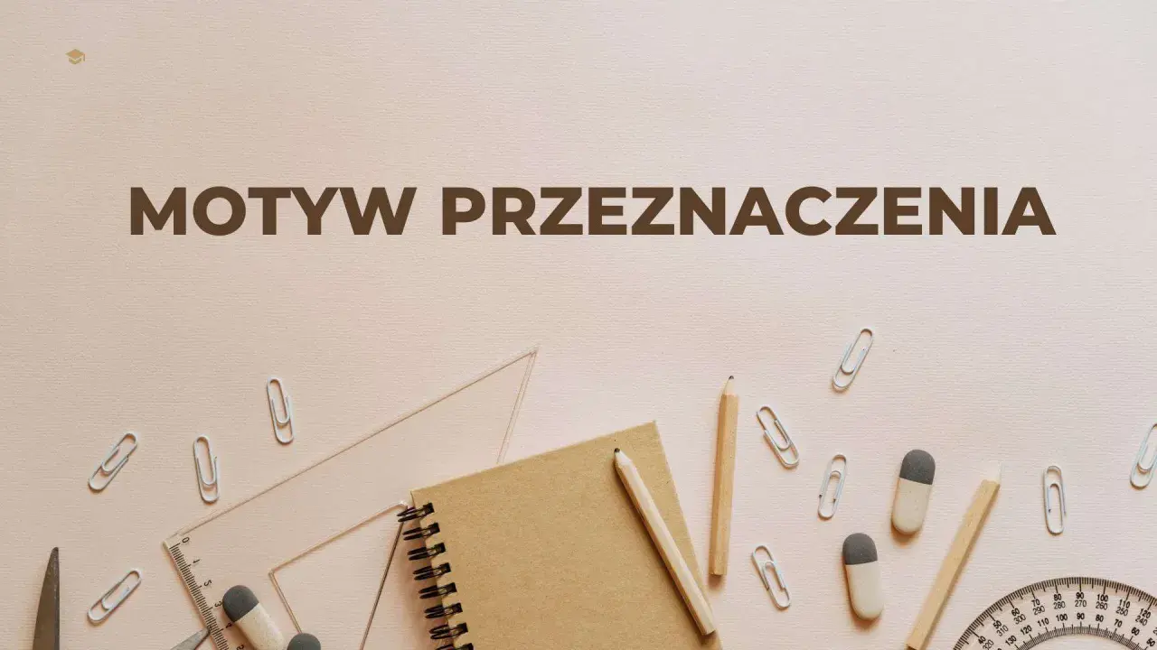 Notatnik, ołówki, linijka, gumki i spinacze na jasnym tle.