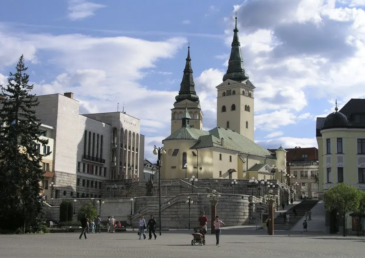 Rynek w Żylinie z kościołem i teatrem. Spacer po mieście odkrywa wiele żylina atrakcje.