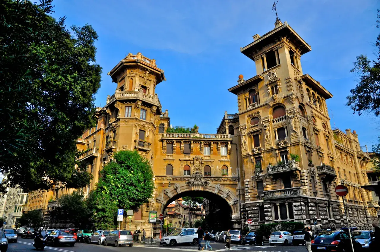 Edifici fiabeschi con torri e un arco imponente nel quartiere Coppedè a Roma.