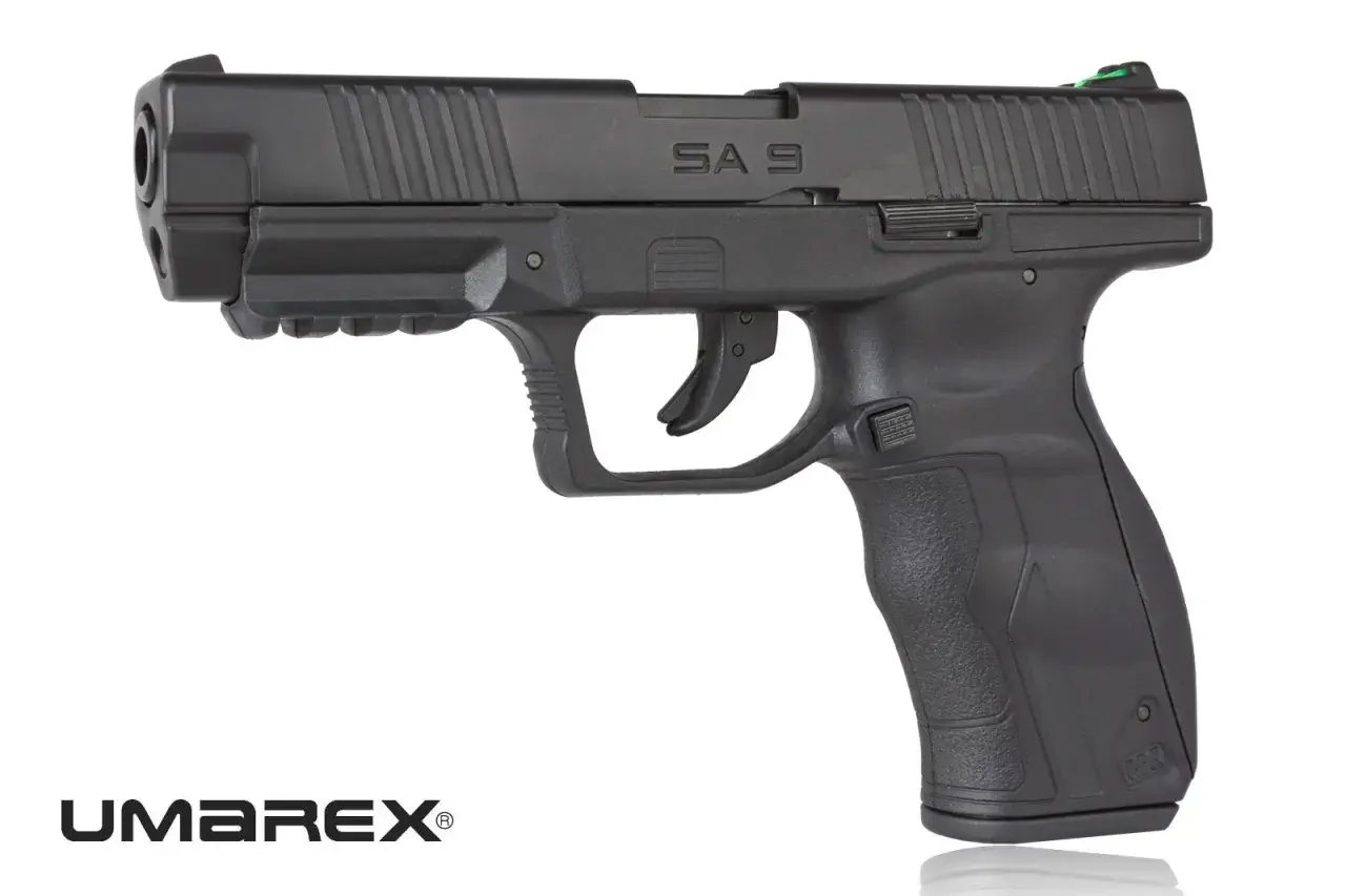 Czarny pistolet Umarex SA10 z zieloną muszką, gotowy do akcji.