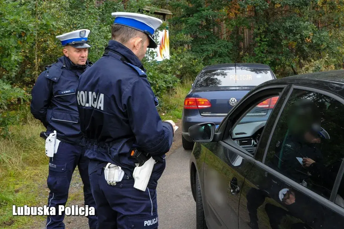 Policjanci kontrolują kierowcę. Czy na terenie prywatnym można jeździć bez prawa jazdy? Lubuska Policja wyjaśnia.