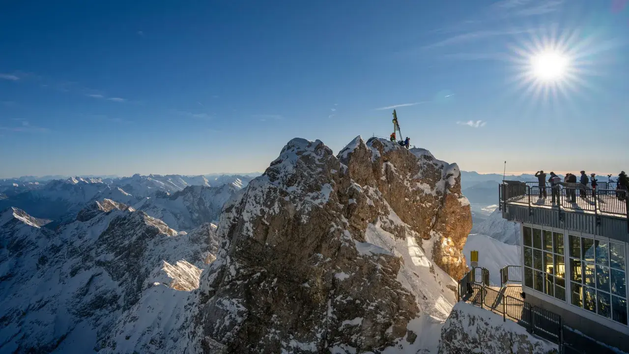 Sonnige Aussicht auf schneebedeckte Gipfel. Hier genießt man die meisten Sonnenstunden Deutschlands, umgeben von majestätischer Bergkulisse.
