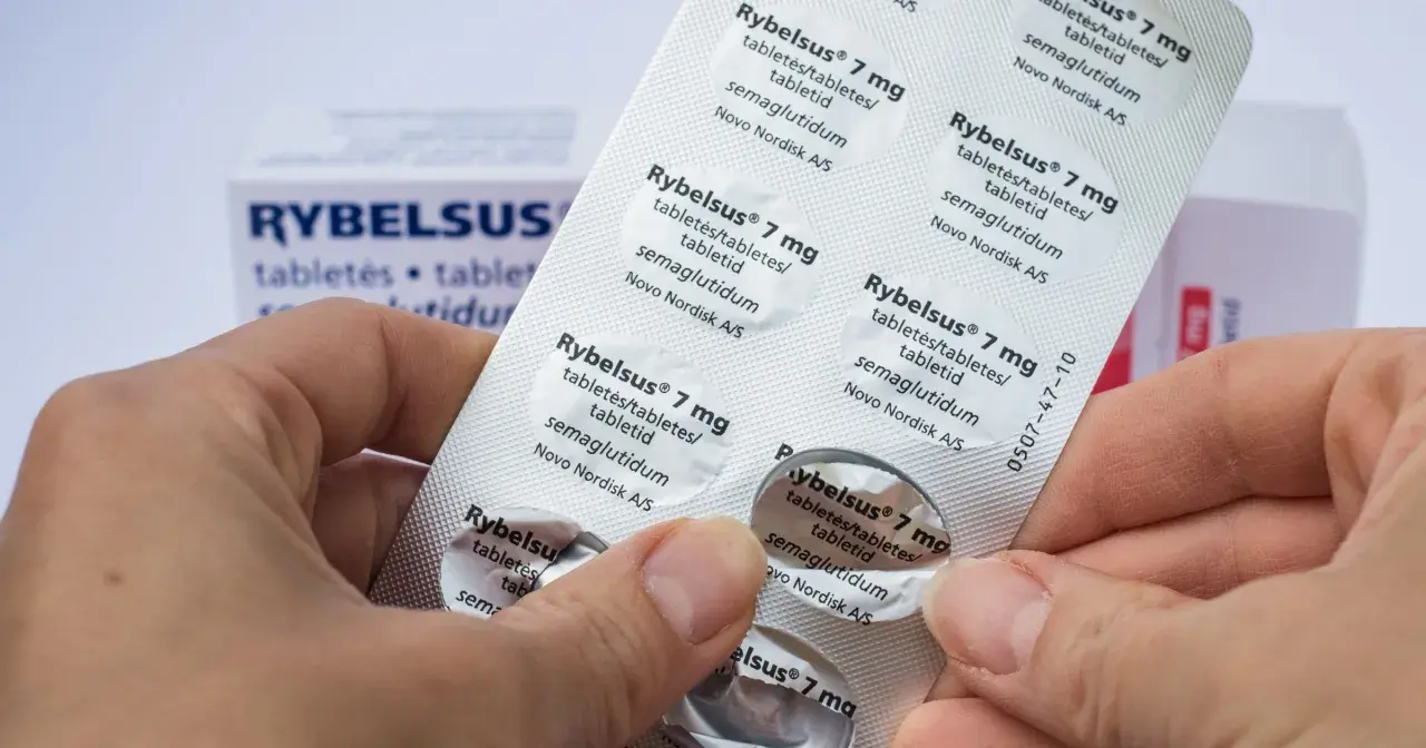 Dłonie trzymają opakowanie leków na cukrzycę Rybelsus 7 mg.