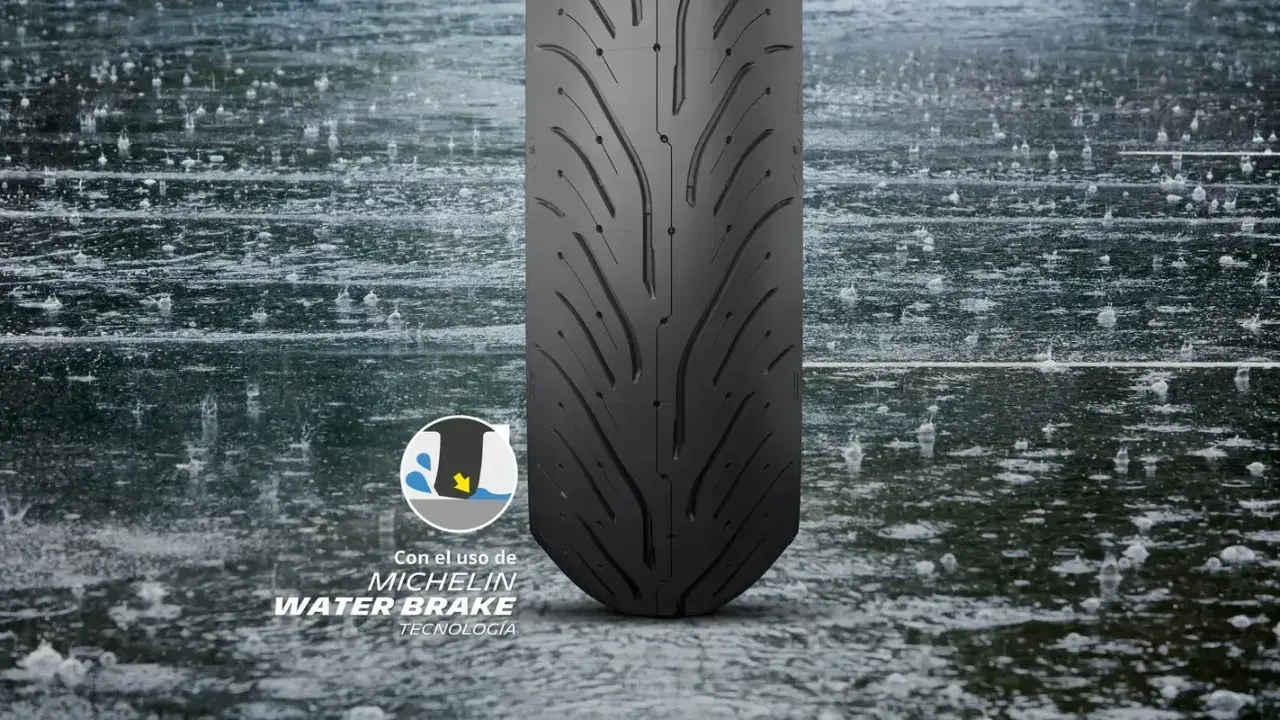 Neumático Michelin Pilot Road 4 en lluvia, con tecnología Water Brake. ¡Excelentes opiniones para rodar seguro!