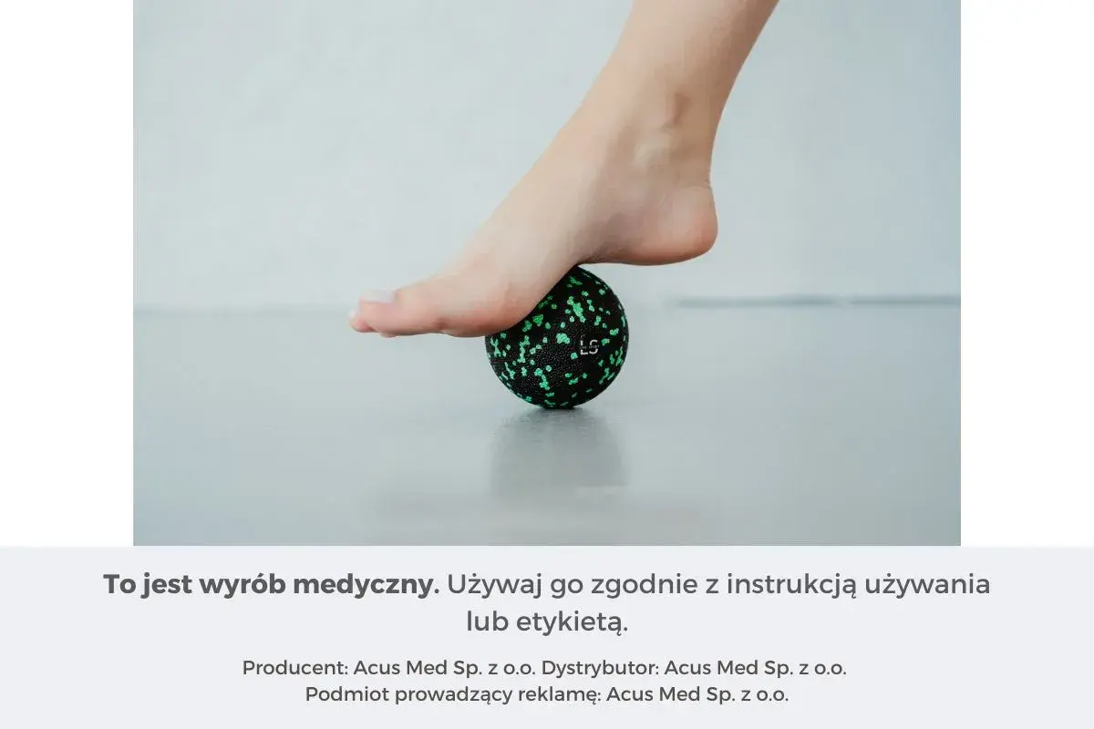 Stopa masowana piłeczką, łagodząc zapalenie rozcięgna podeszwowego.